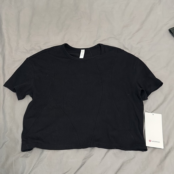 Lululemon Cropped Short Sleeve - Picture 2 of 5